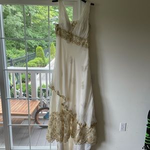 Look like a queen in this beautiful Damascene dres